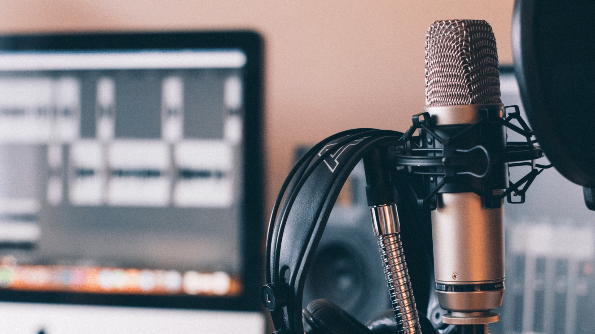 best podcasts for motivation image showing inspiring audio shows for mindset growth and daily focus